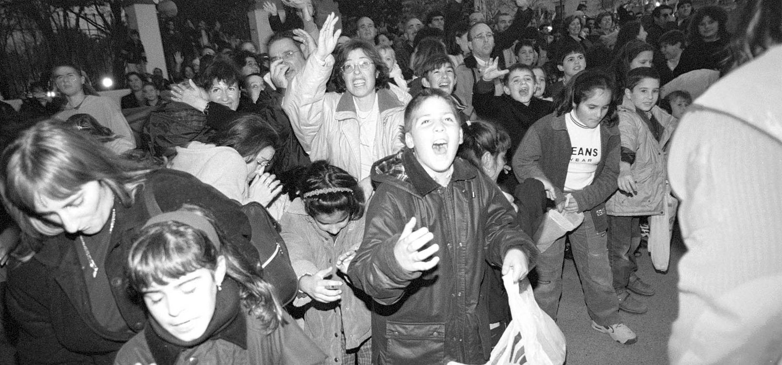 Cabalgata de Reyes de 2001 en San Fernando: niños y mayores recogiendo caramelos