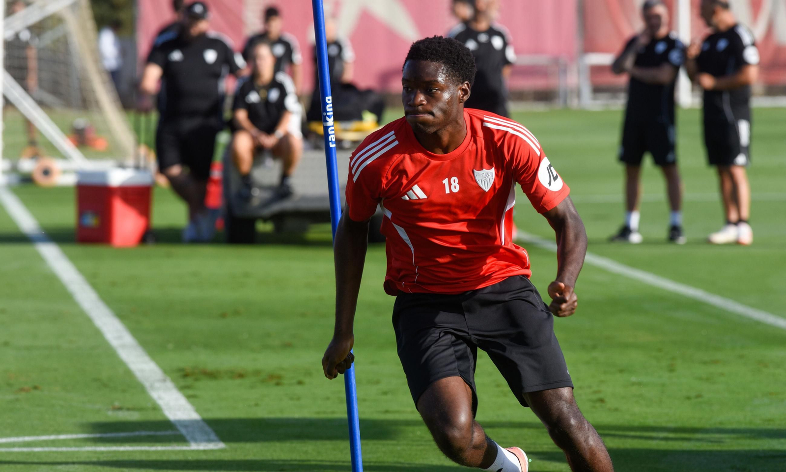 Agoumé realiza un circuito físico con picas en una entrenamiento del Sevilla.