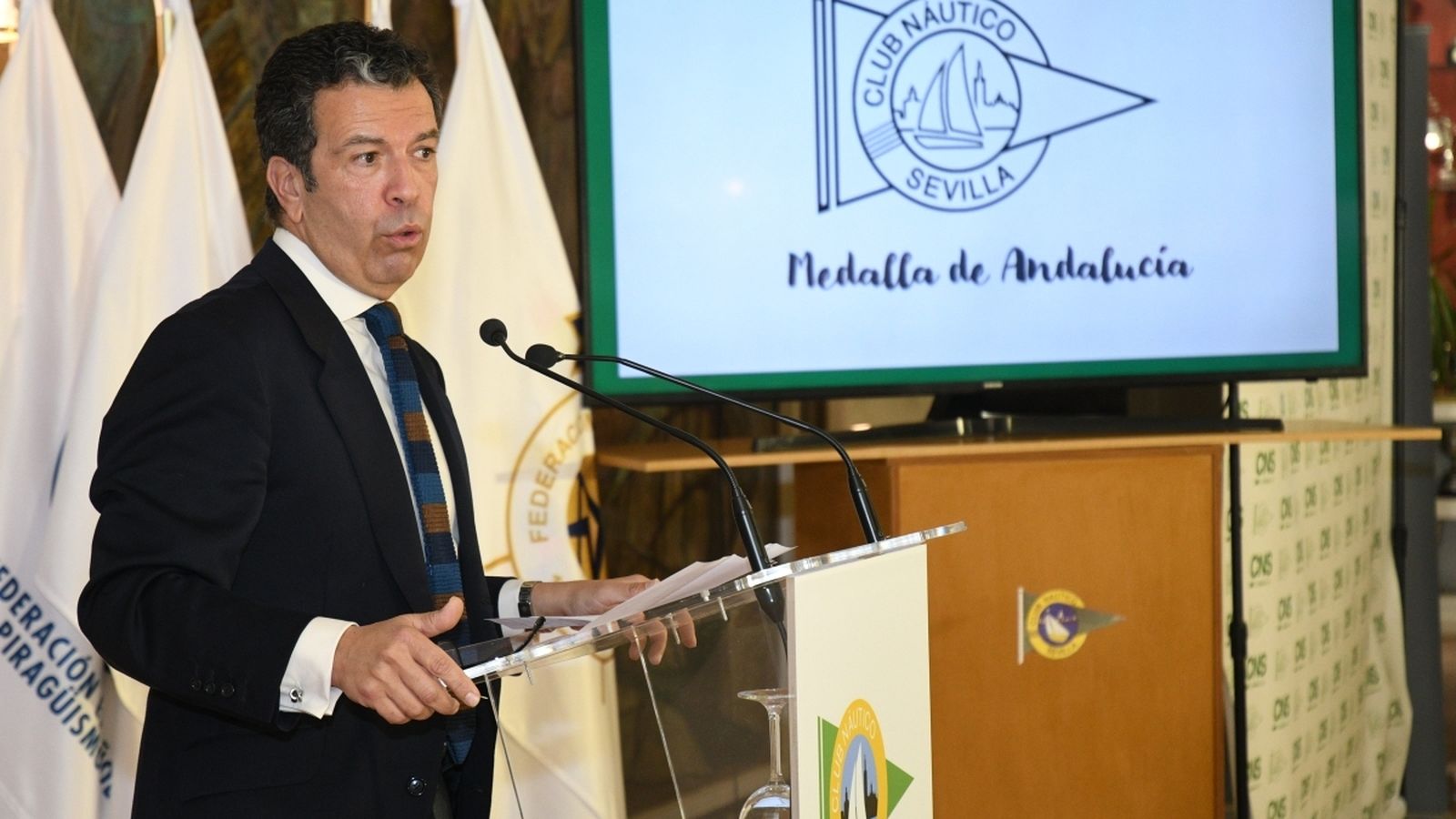 El comisionado Ricardo Villena se dirige a los asistentes al acto.