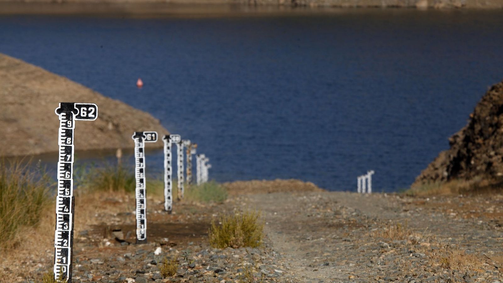 Marcas de medición de uno de los embalses de Huelva.