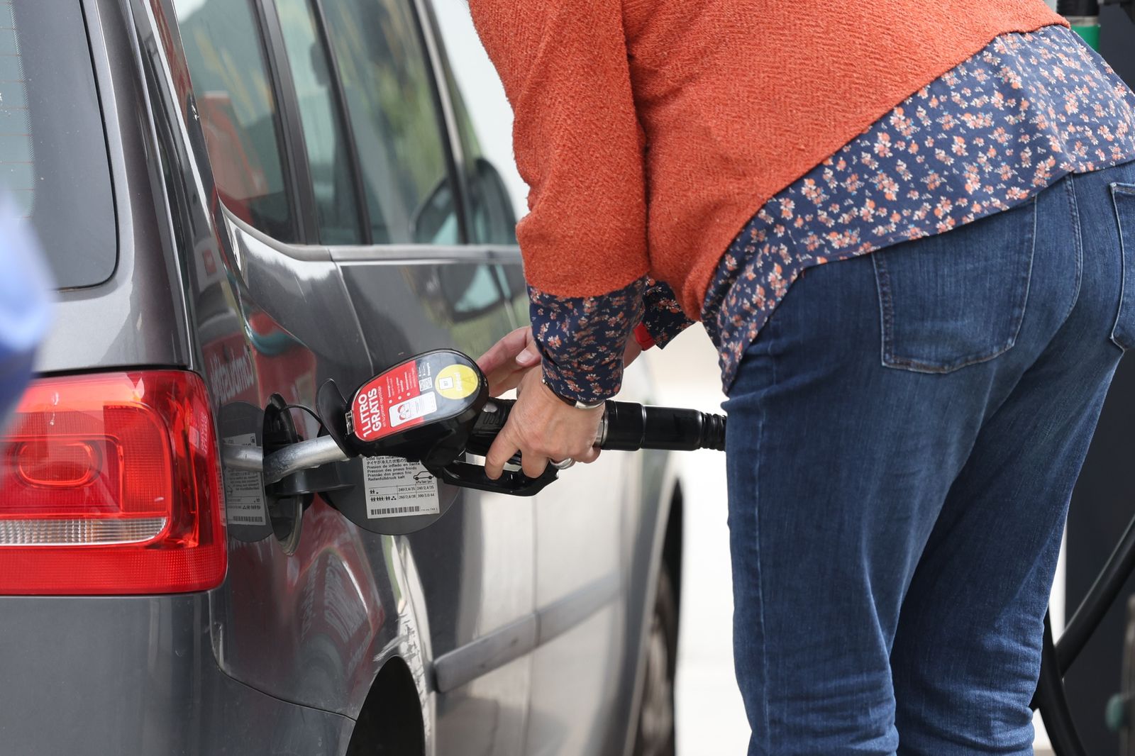 Persona repostando en una gasolinera de Málaga