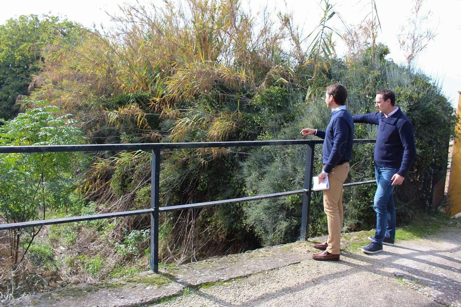 El alcalde visita una de las zonas donde se ha intervenido.