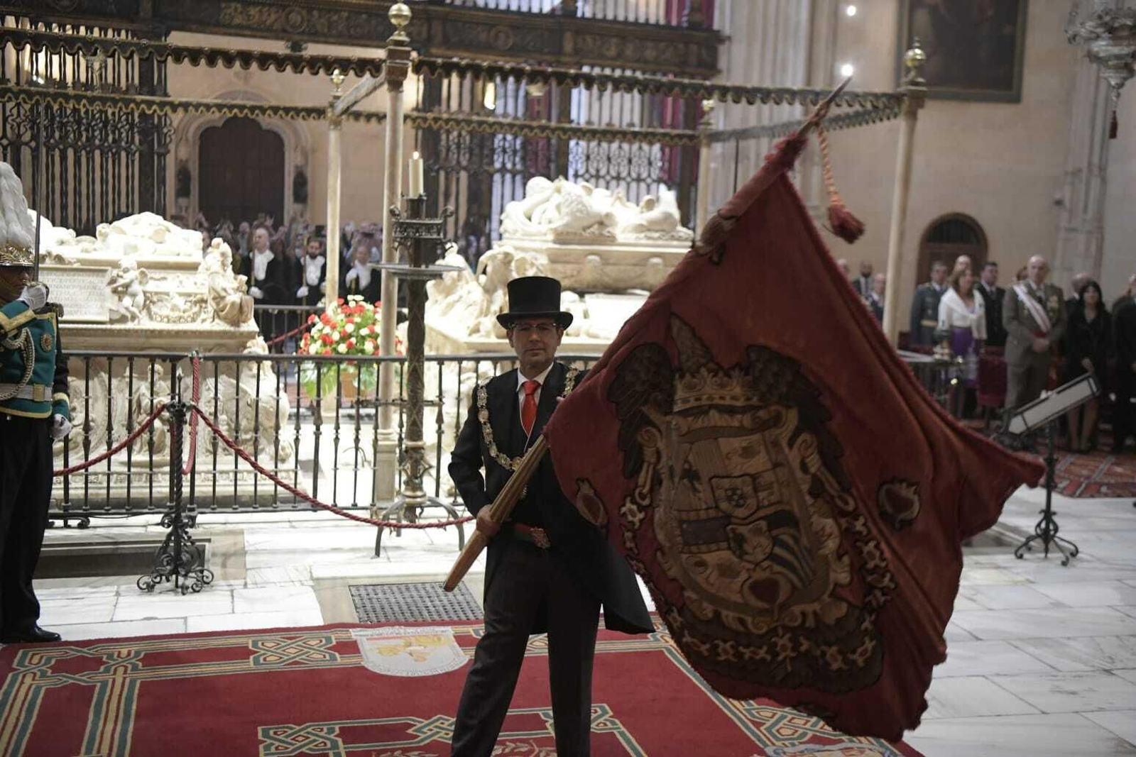 Un Día de la Hispanidad entre lo solemne y lo festivo llena las calles de Granada