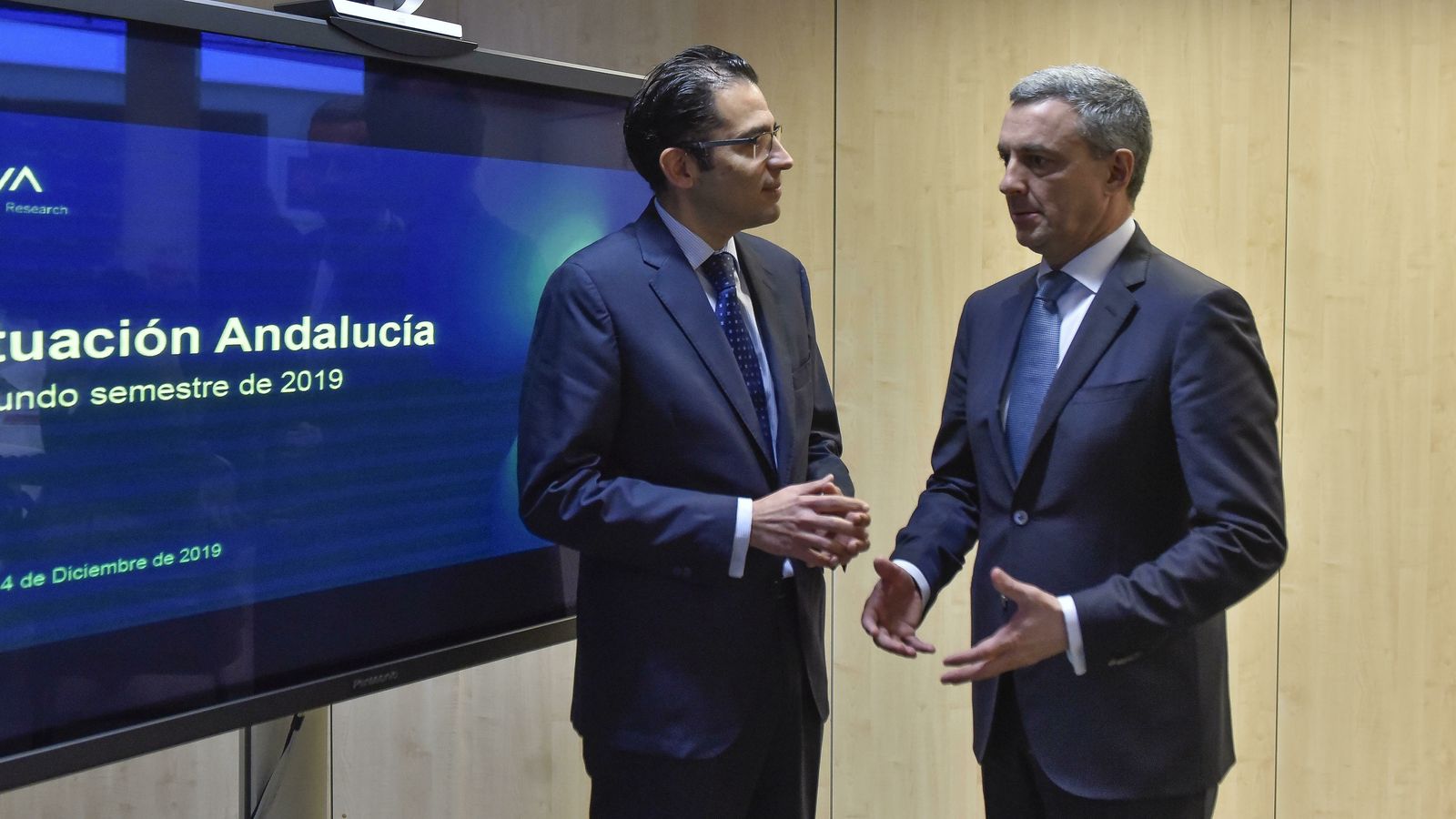 Miguel Cardoso y José Ballester en la presentación del informe de la entidad financiera.