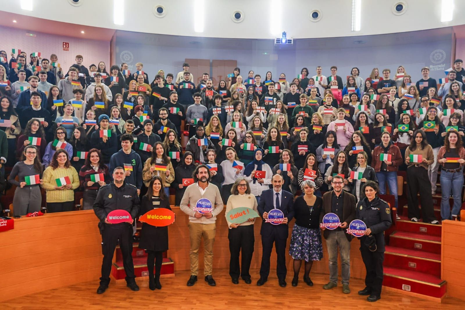 Foto de familia de los alumnos Erasmus que han llegado a la provincia de Huelva.