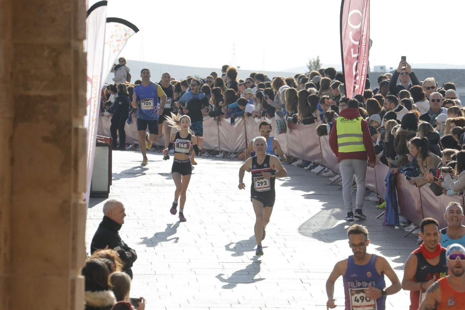 Media Maratón de Córdoba 2023: La gloria de cruzar la Puerta del Puente, en imágenes