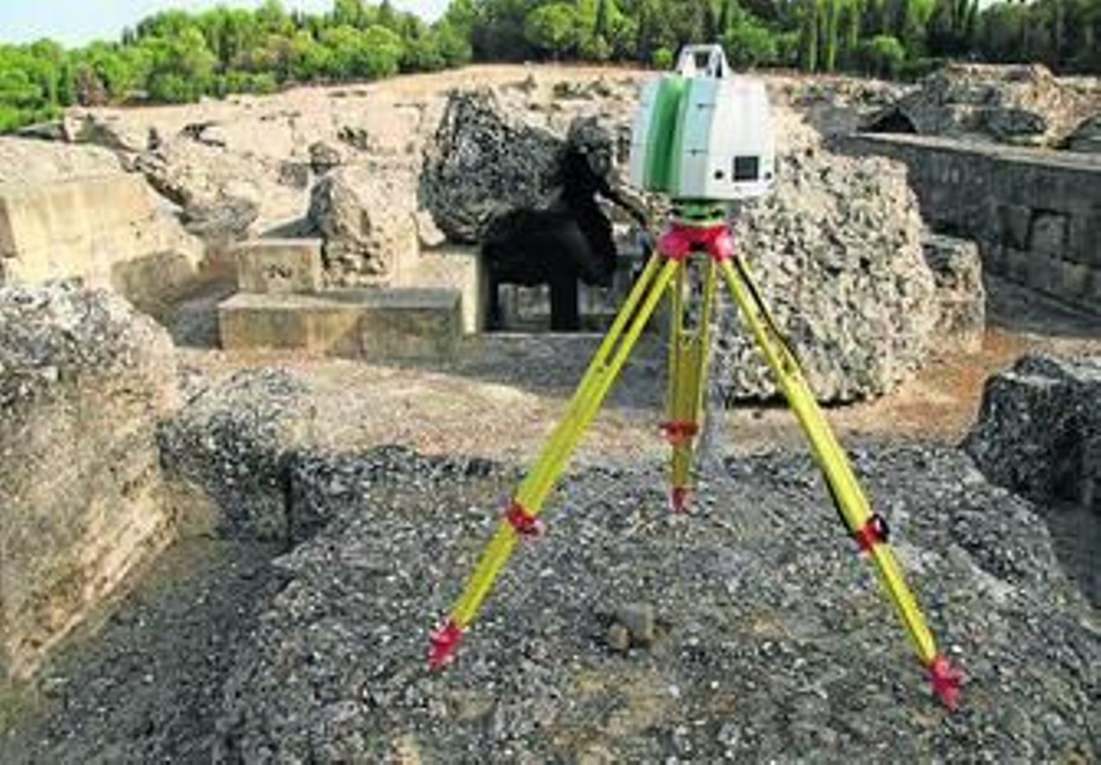 Escáner láser utilizado para la digitalización del anfiteatro.