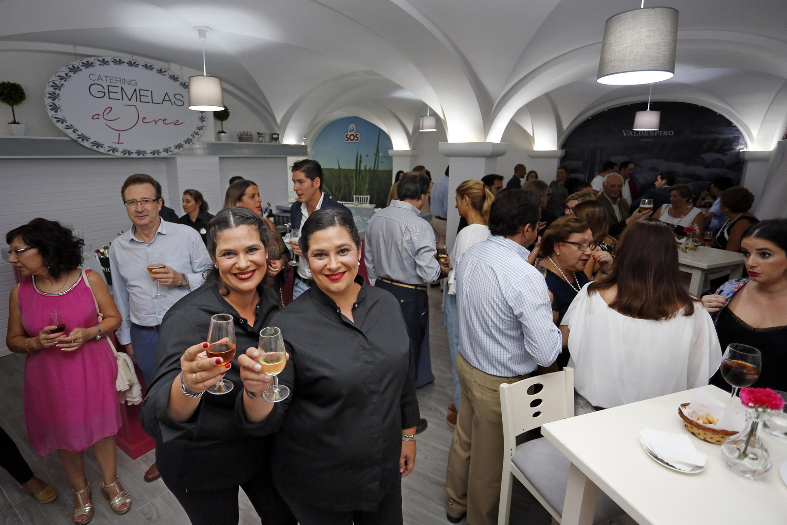 Virginia y Raquel, con varios asistentes al acto el pasado viernes.