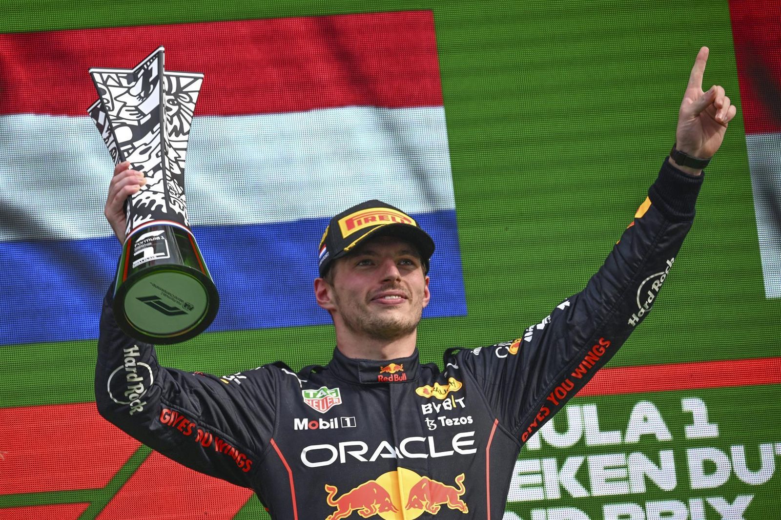Verstappen con el trofeo