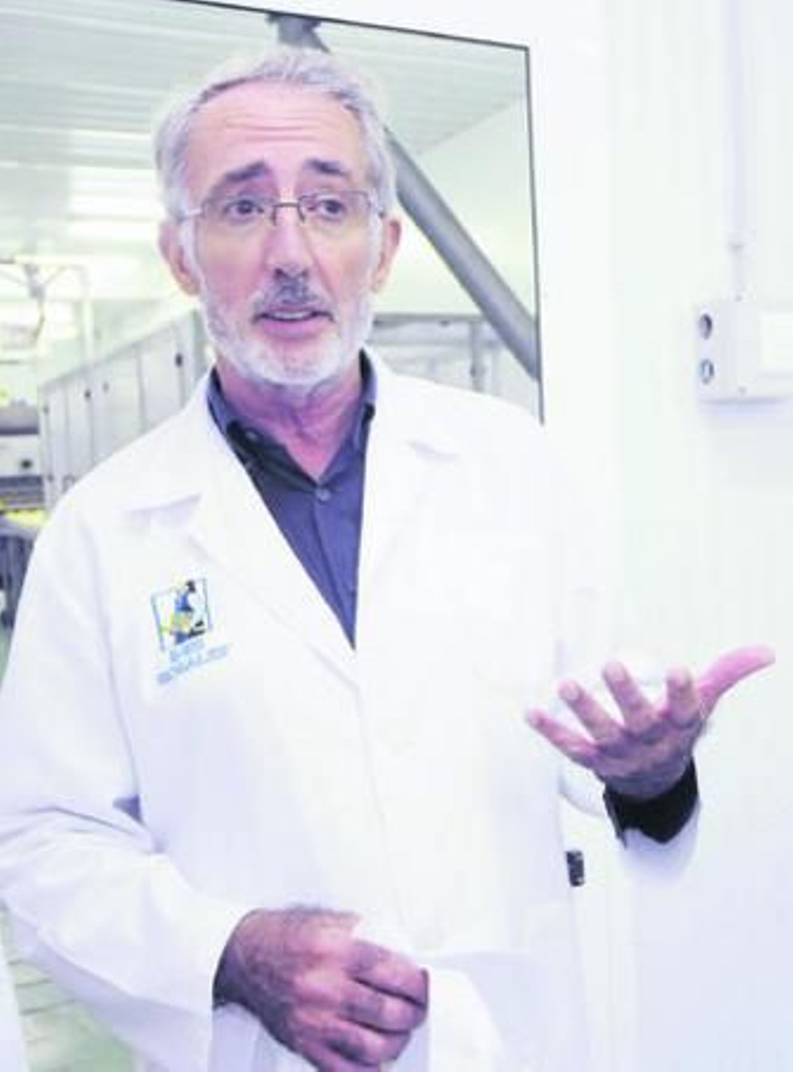 Juan Moreno, en el 'santuario' de la fábrica: la elaboración a mano de todas las tortas de aceite.
