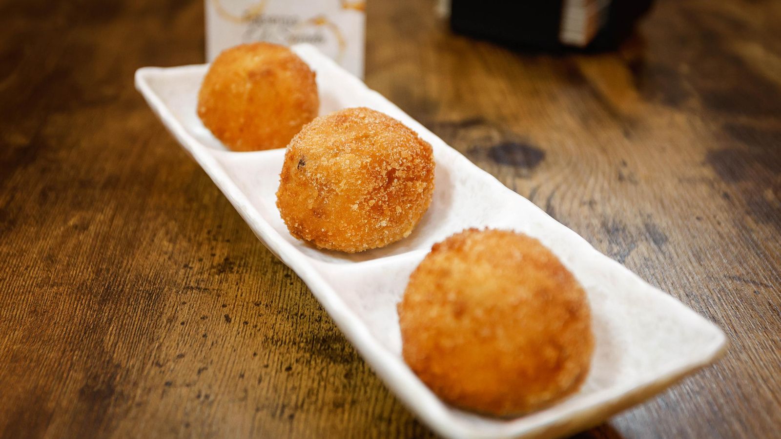 Las croquetas de la casa son la especialidad del lugar.