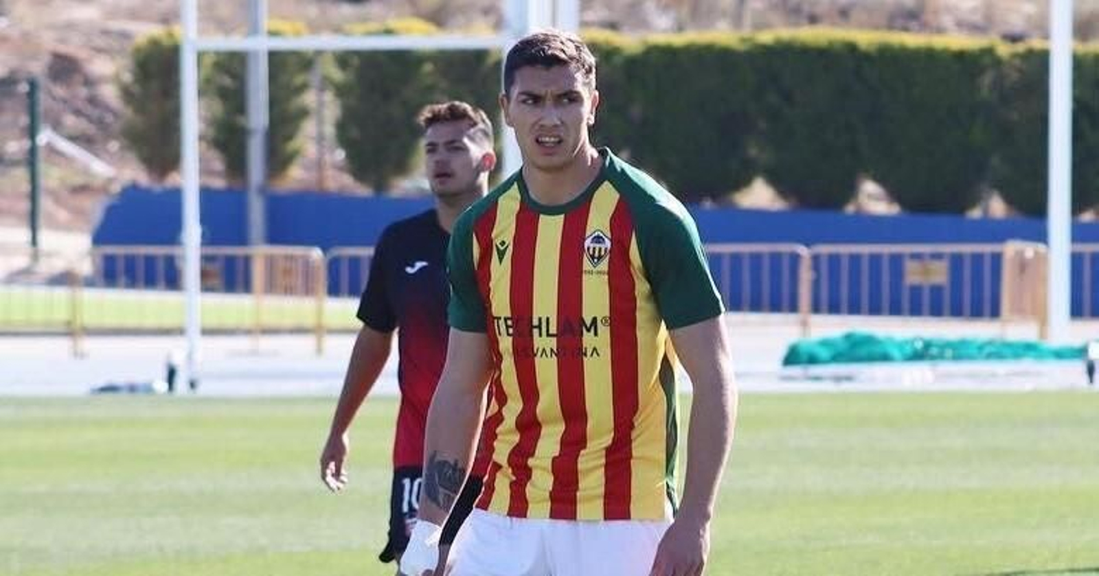 Adrián Fuentes, que abandonó el Córdoba CF en enero, en un partido con el Castellón.