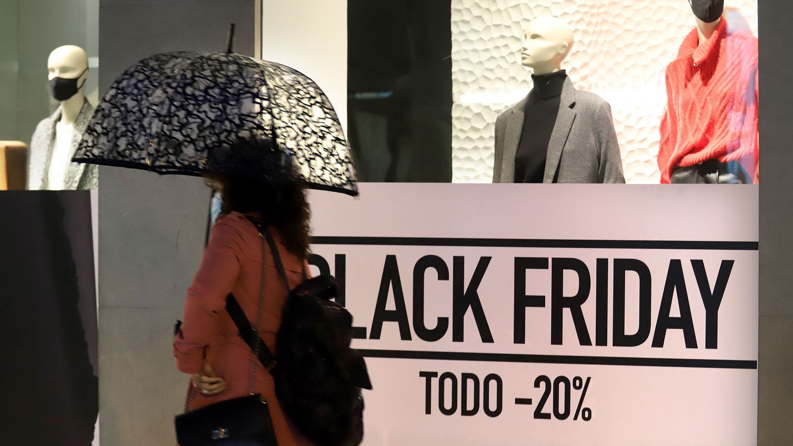 Escaparates del centro de Huelva con los anuncios del Black Friday.