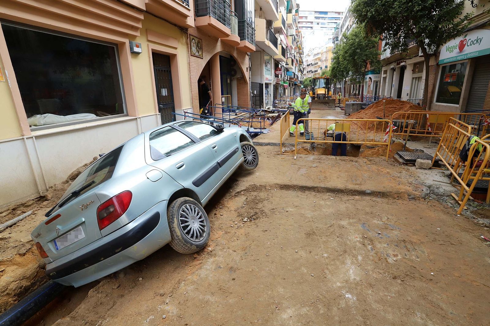 Imágenes del coche accidentado en las obras de la calle Fernando el Católico