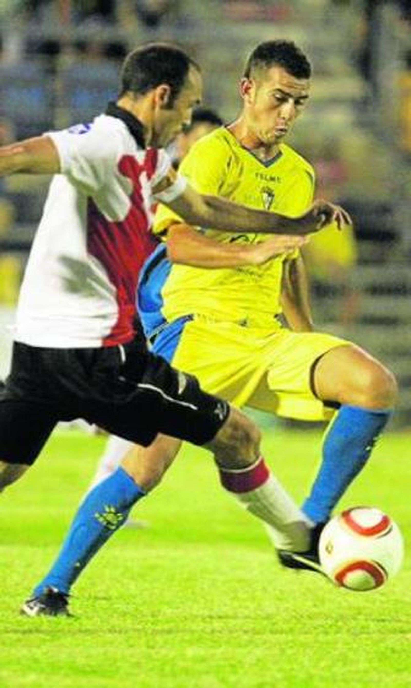José Miguel Caballero, uno de los destacados ayer, disputa un balón con el veterano Toni Velamazán.