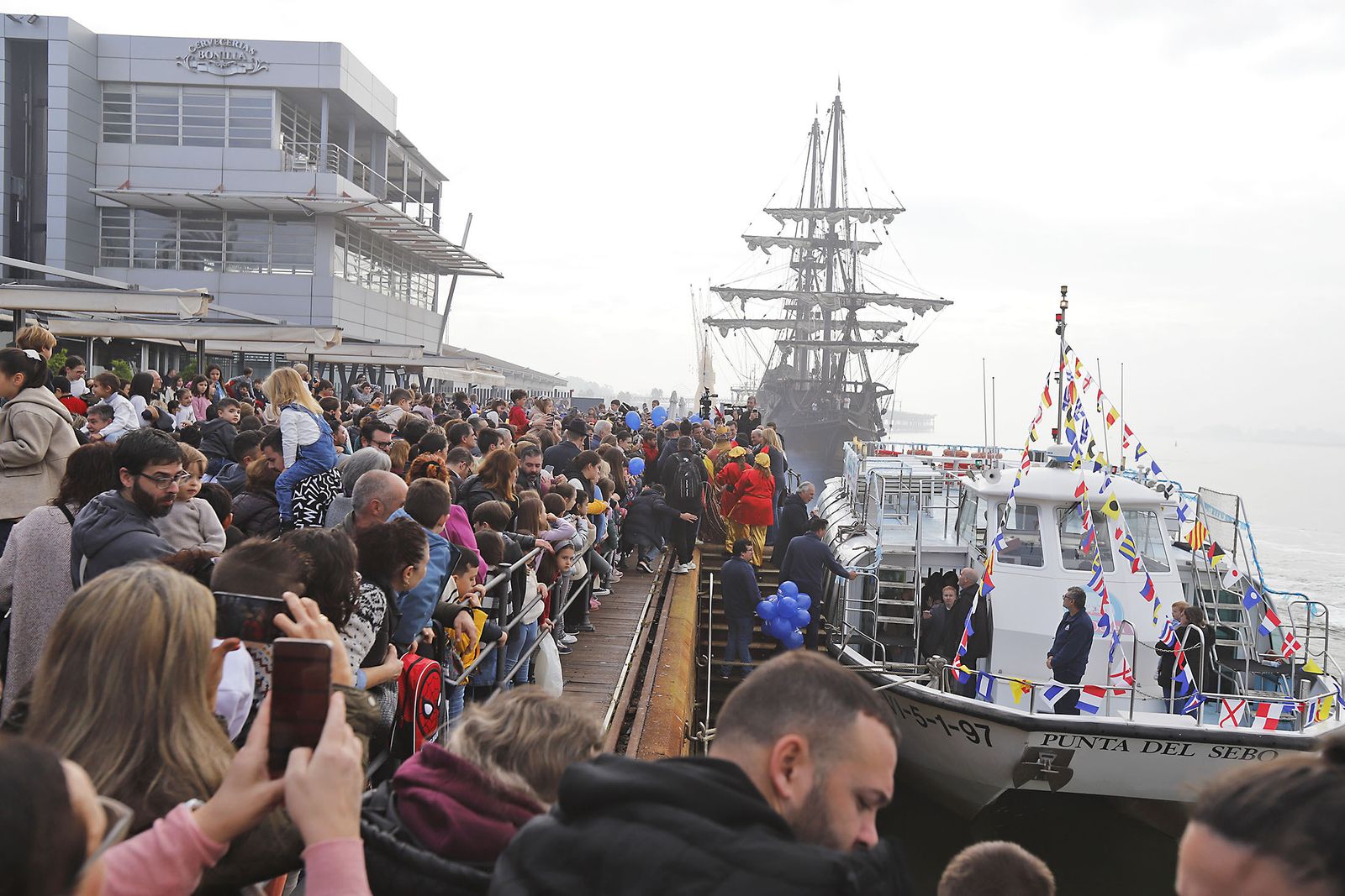 Imágenes de la mágica llegada de los Reyes Magos y la Estrella de la Ilusión a Huelva en barco