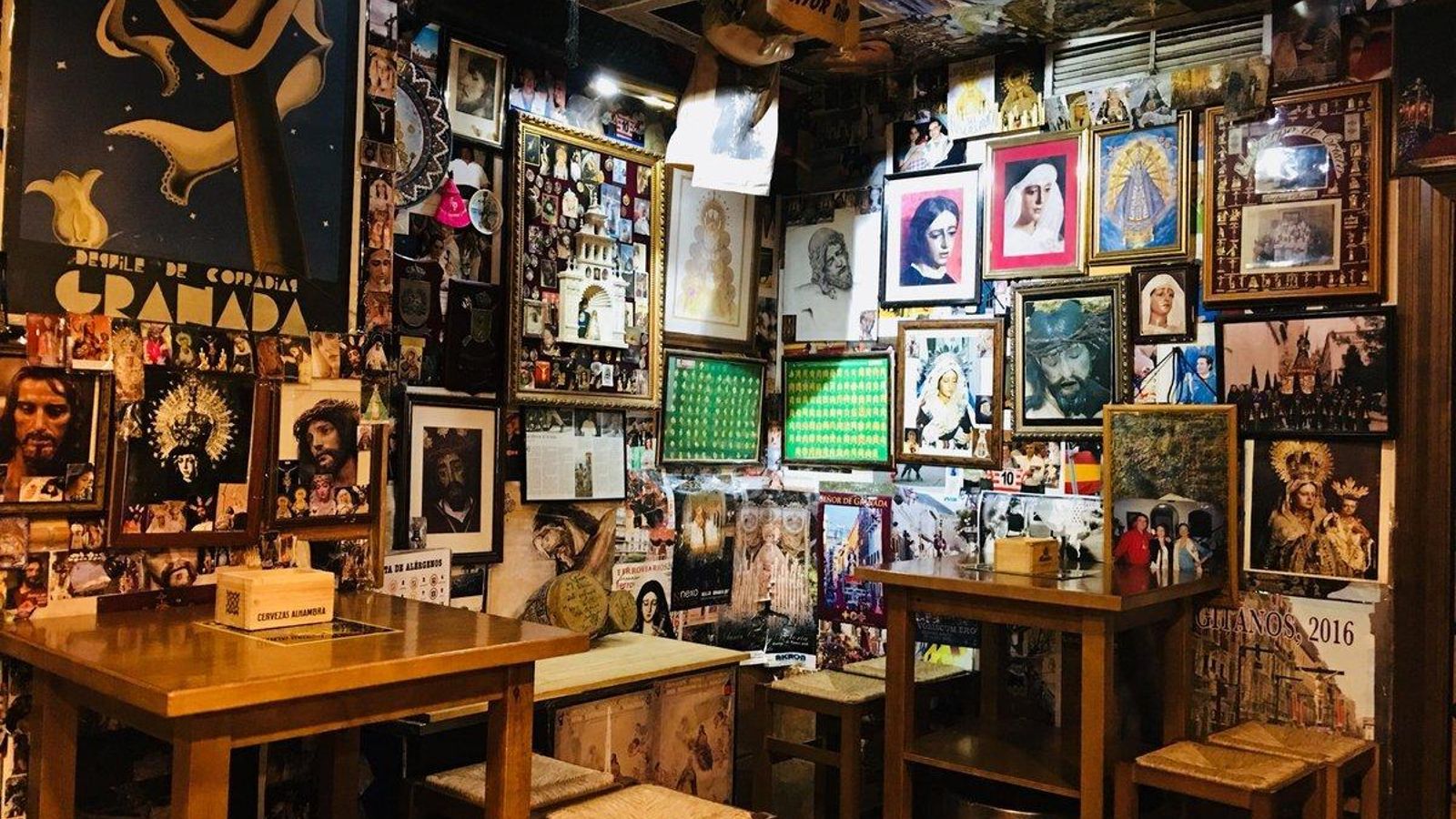 Ambientación en el bar Rincón del Cofrade
