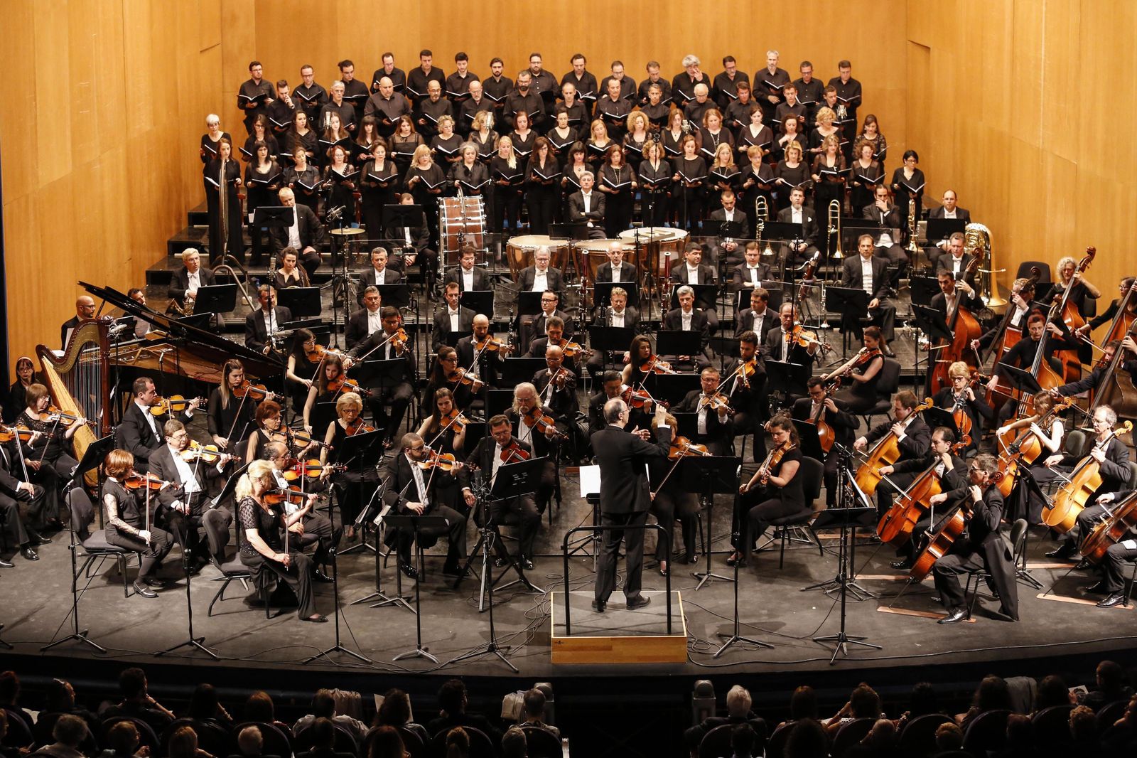 1. La Coral Cármina Nova y la Orquesta Filarmónica de Málaga, ayer, a las órdenes de Marco Frisina en el Teatro Cervantes. 2. Marco Frisina, a la batuta.
