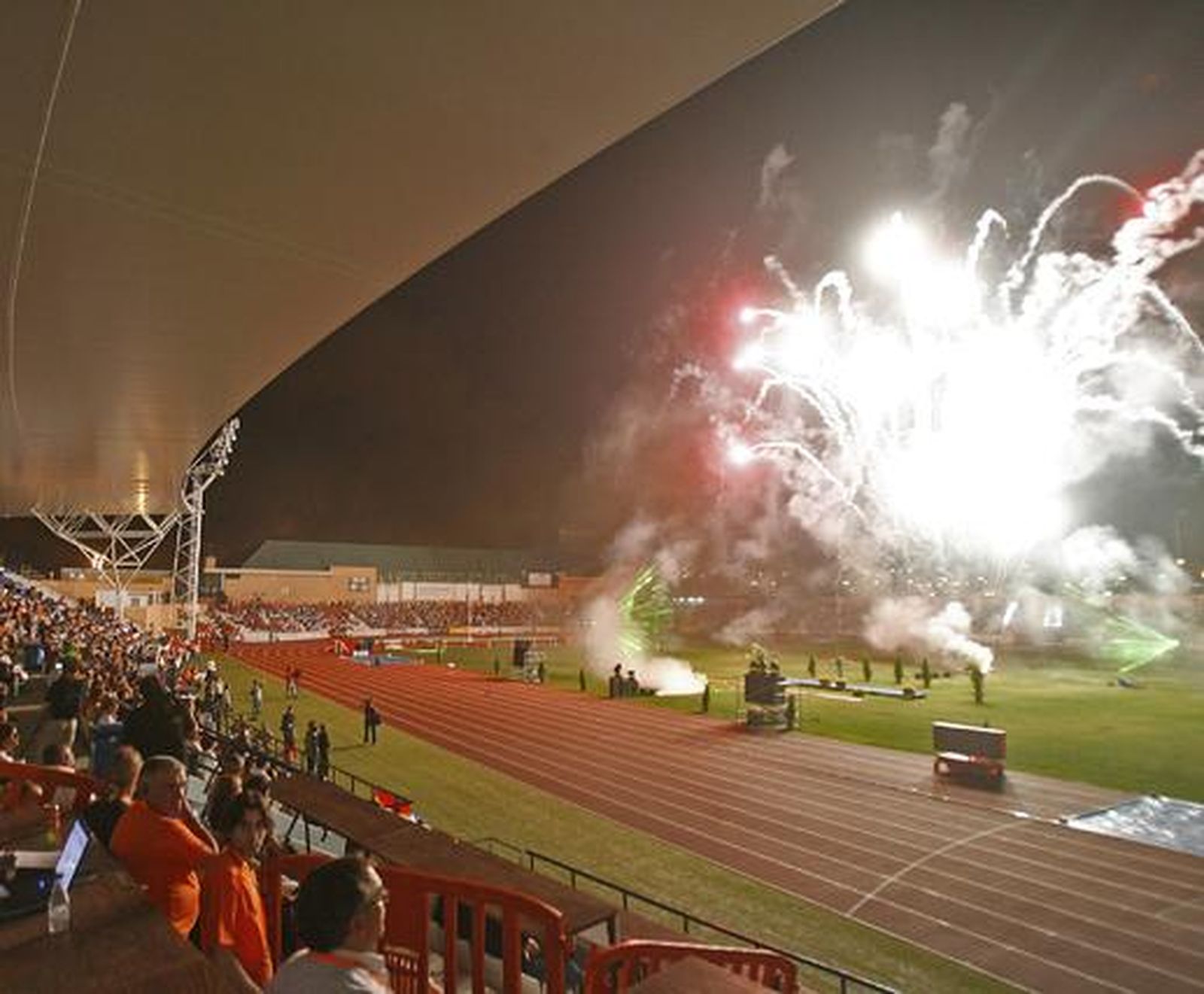 Luz y color en Bahía Sur en la ceremonia de apertura de los XIV Juegos Iberoamericanos San Fernando 2010. 

Foto: Elias Pimentel y Joaquin Pino