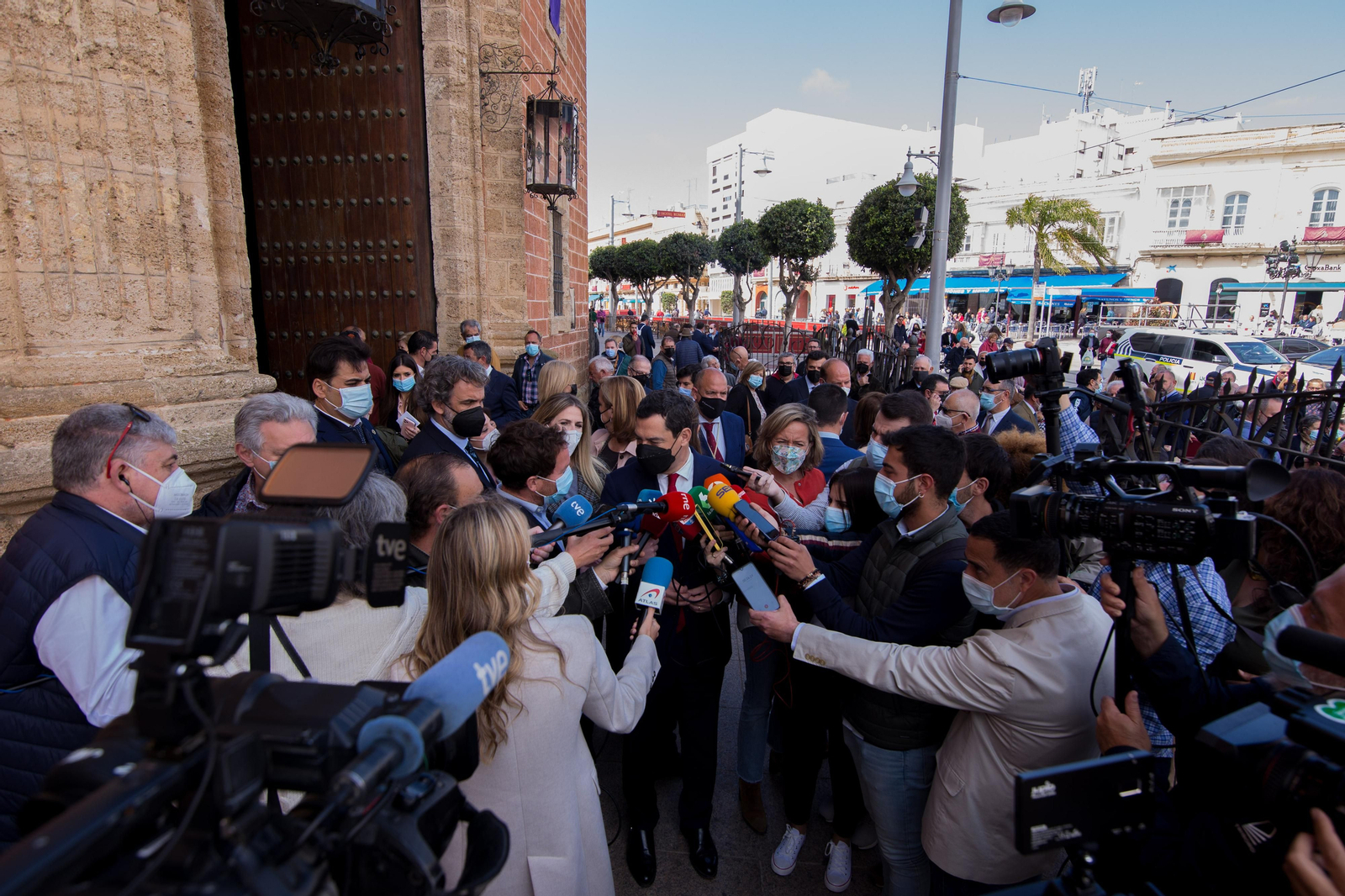Así ha sido la visita del presidente de la Junta a las hermandades del Lunes Santo de San Fernando