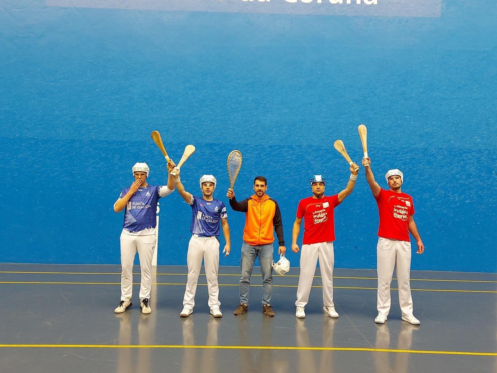 Los jugadores de ambos equipos posan juntos antes del comienzo de uno de los encuentros.