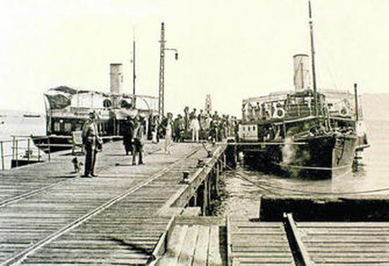 El muelle de Madera y, atracados, los dos vapores que hacían la travesía entre el puerto de Algeciras y Gibraltar