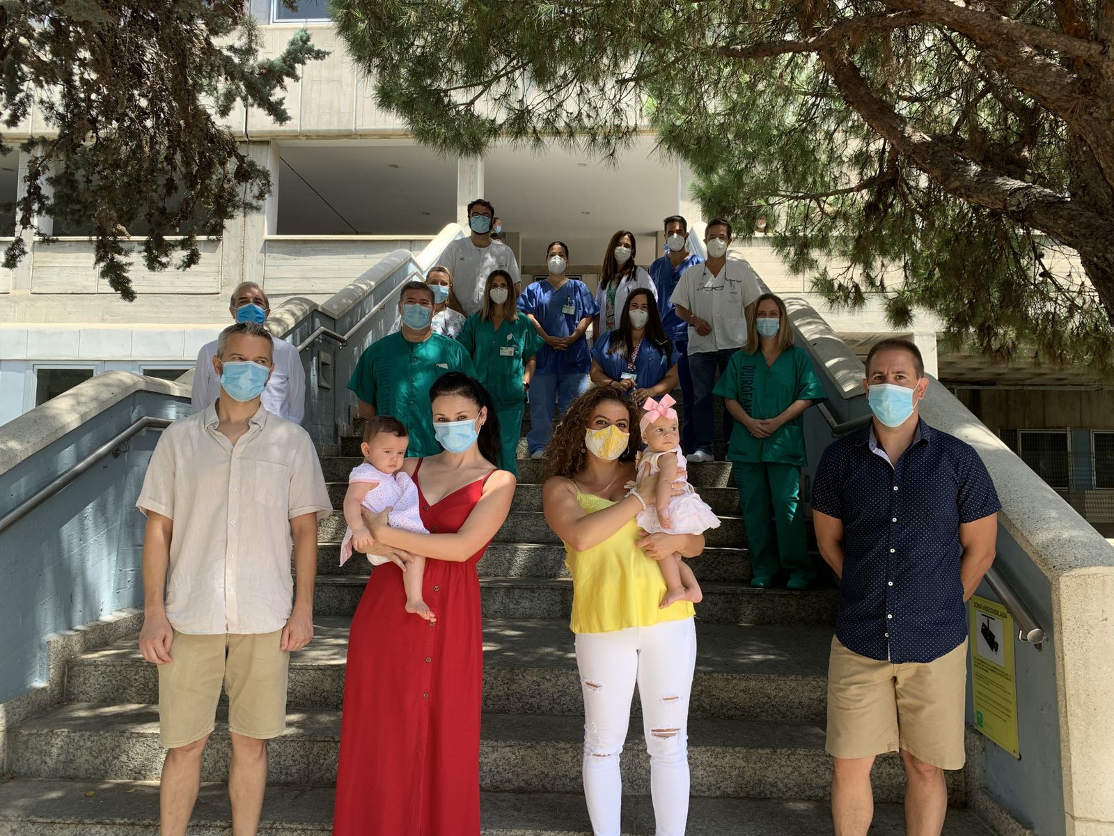 Las madres, junto a profesionales del Materno.