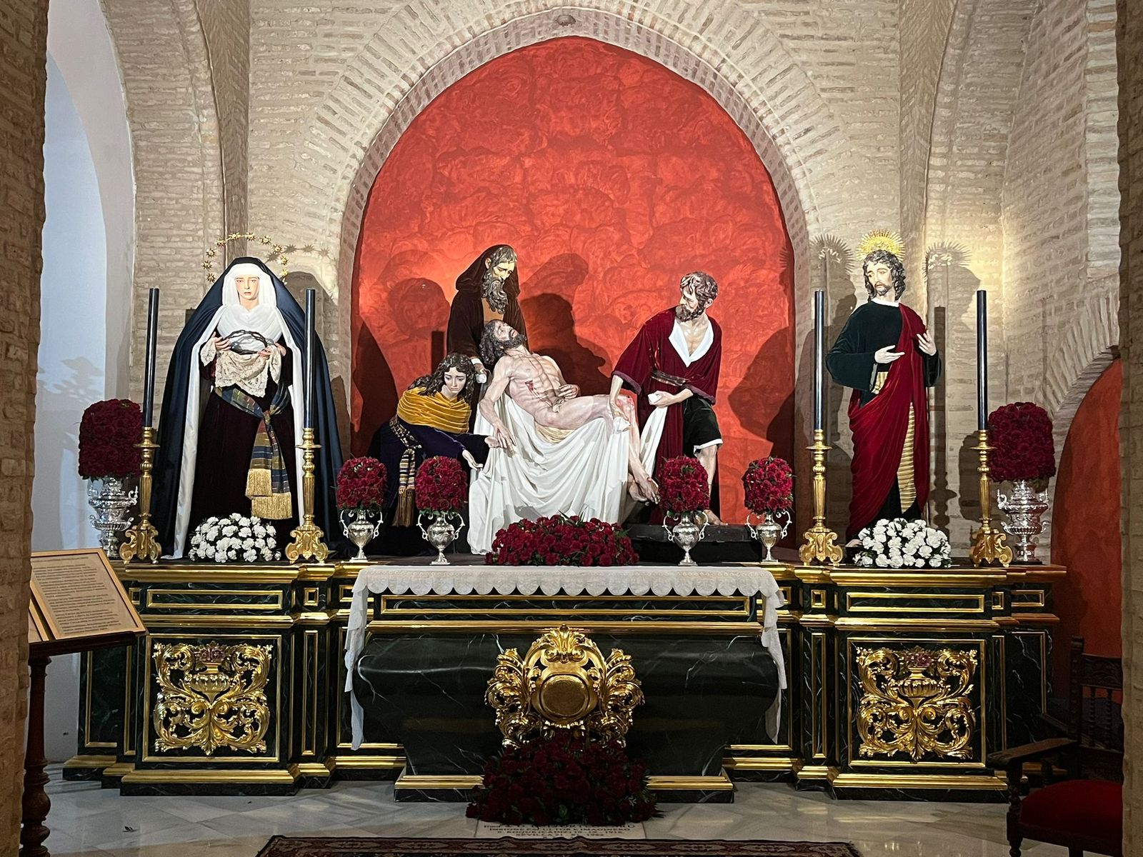 Los titulares de Santa Marta en su nuevo altar