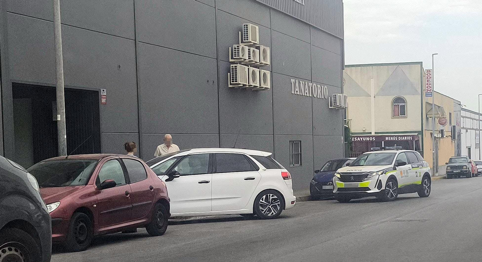 El vehículo camuflado de la Policía que traslada al asesino de Halloween, entrando en el tanatorio La Estrella de Coria del Río.