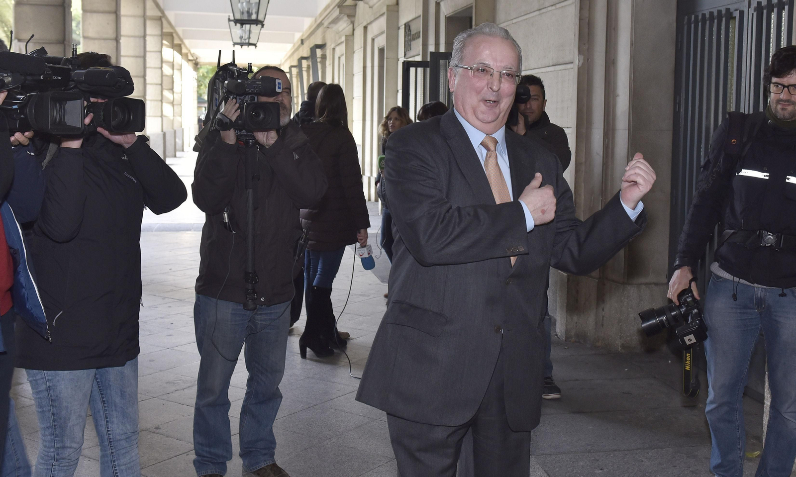 El ex consejero de Empleo Antonio Fernández, uno de los ex altos cargos exculpados del juicio de Acyco pero que ha sido convocado al juicio, en los juzgados de Sevilla.