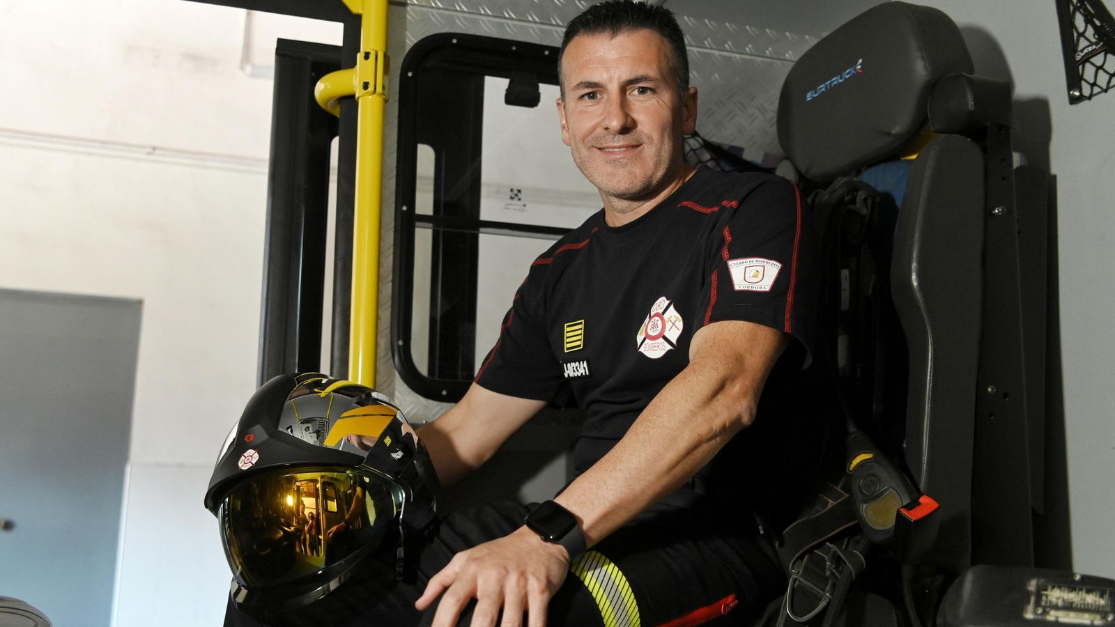 Daniel Muñoz posa dentro de un camión de bomberos.