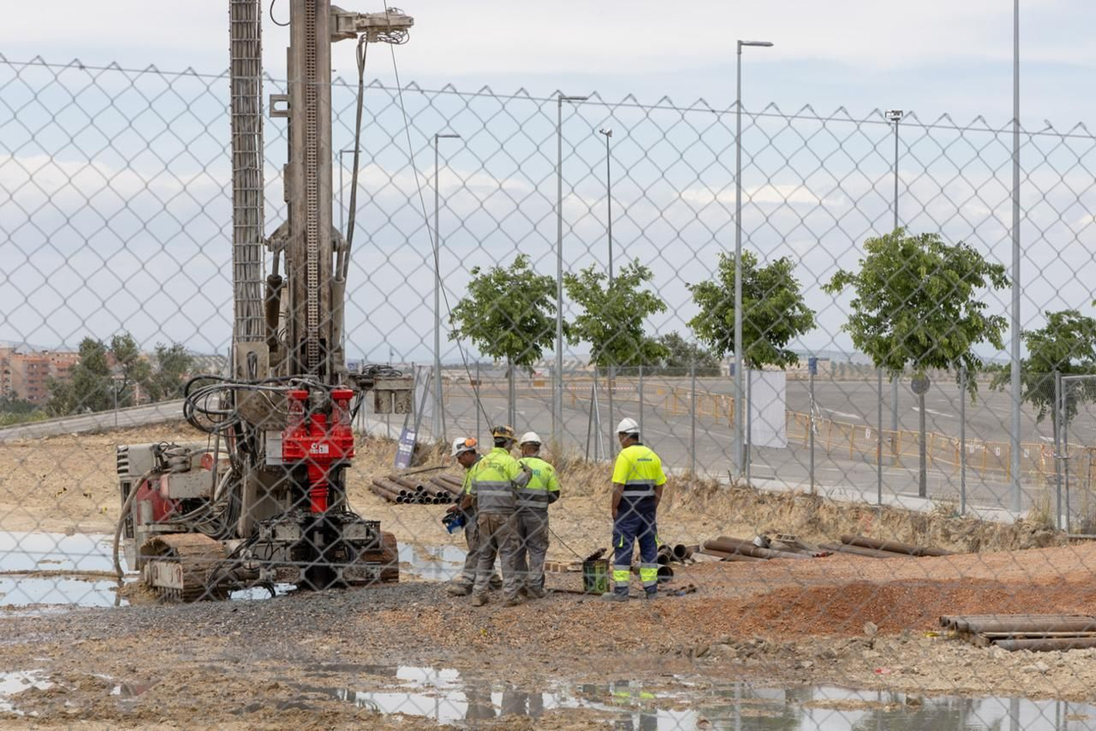 Trabajadores en la parcela en la que se está construyendo el centro comercial Victoria Park.