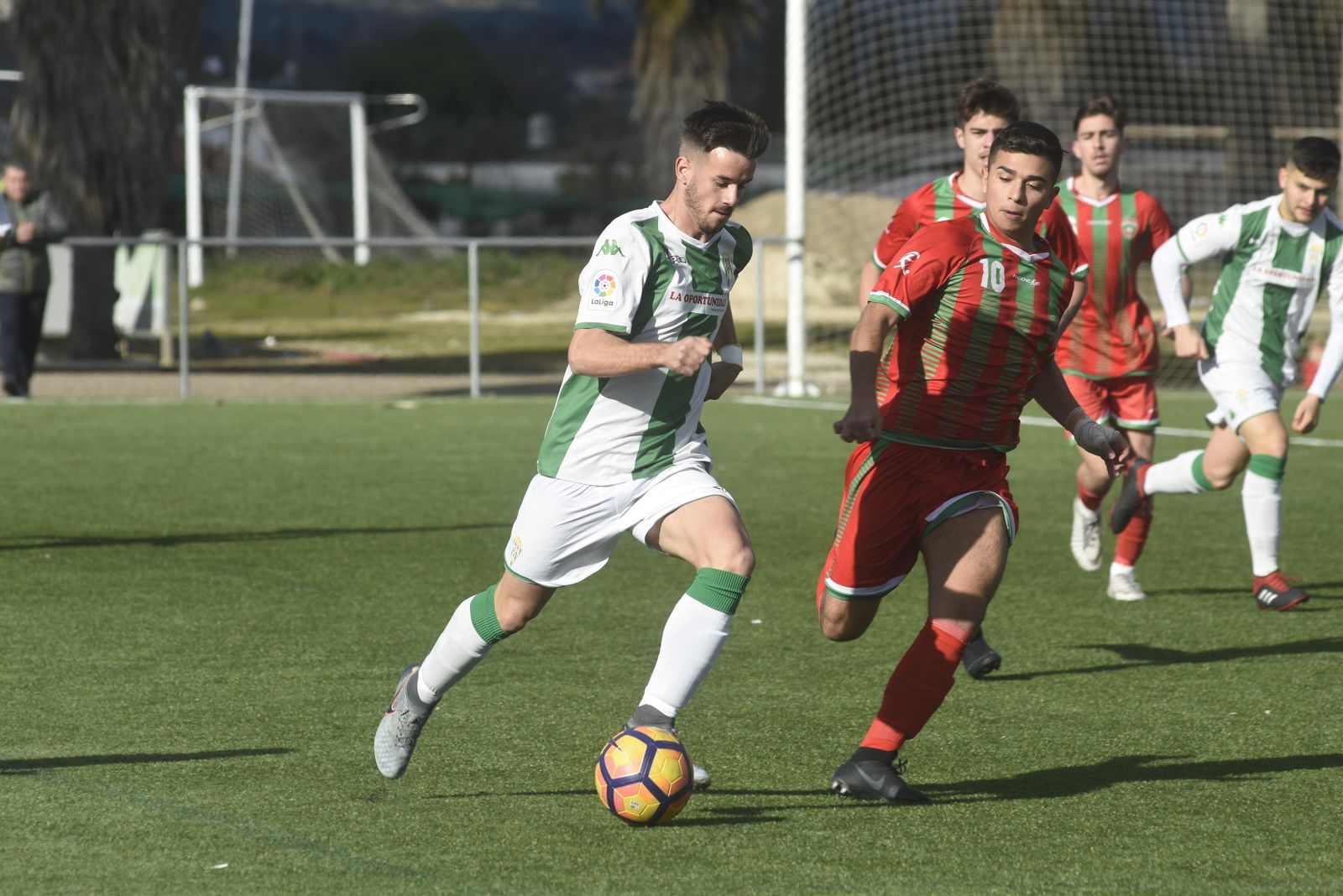 Un jugador blanquiverde escapa del acoso de uno del Tiro Pichón.