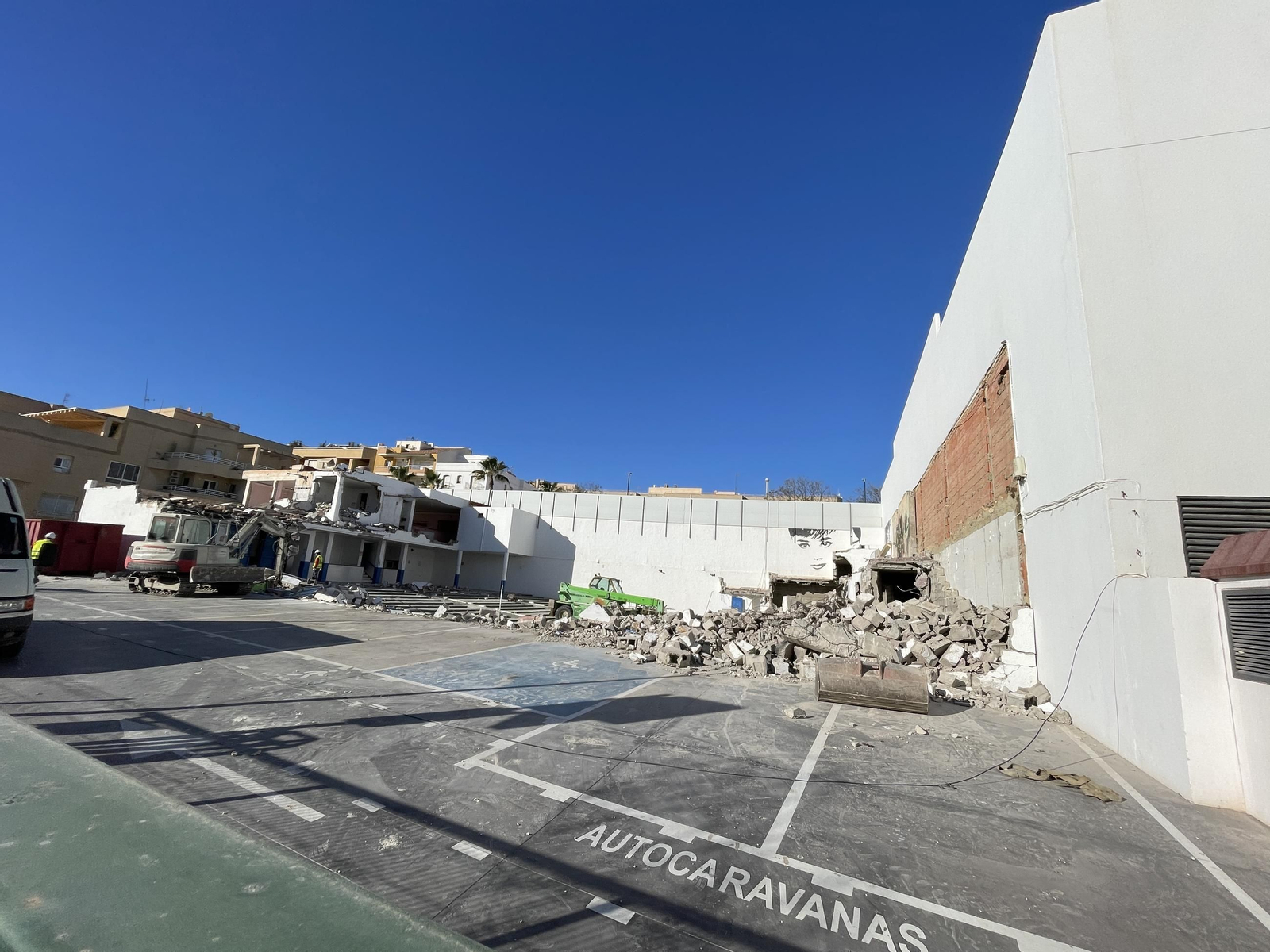 Las imágenes de la demolición del cine Tenis de Garrucha