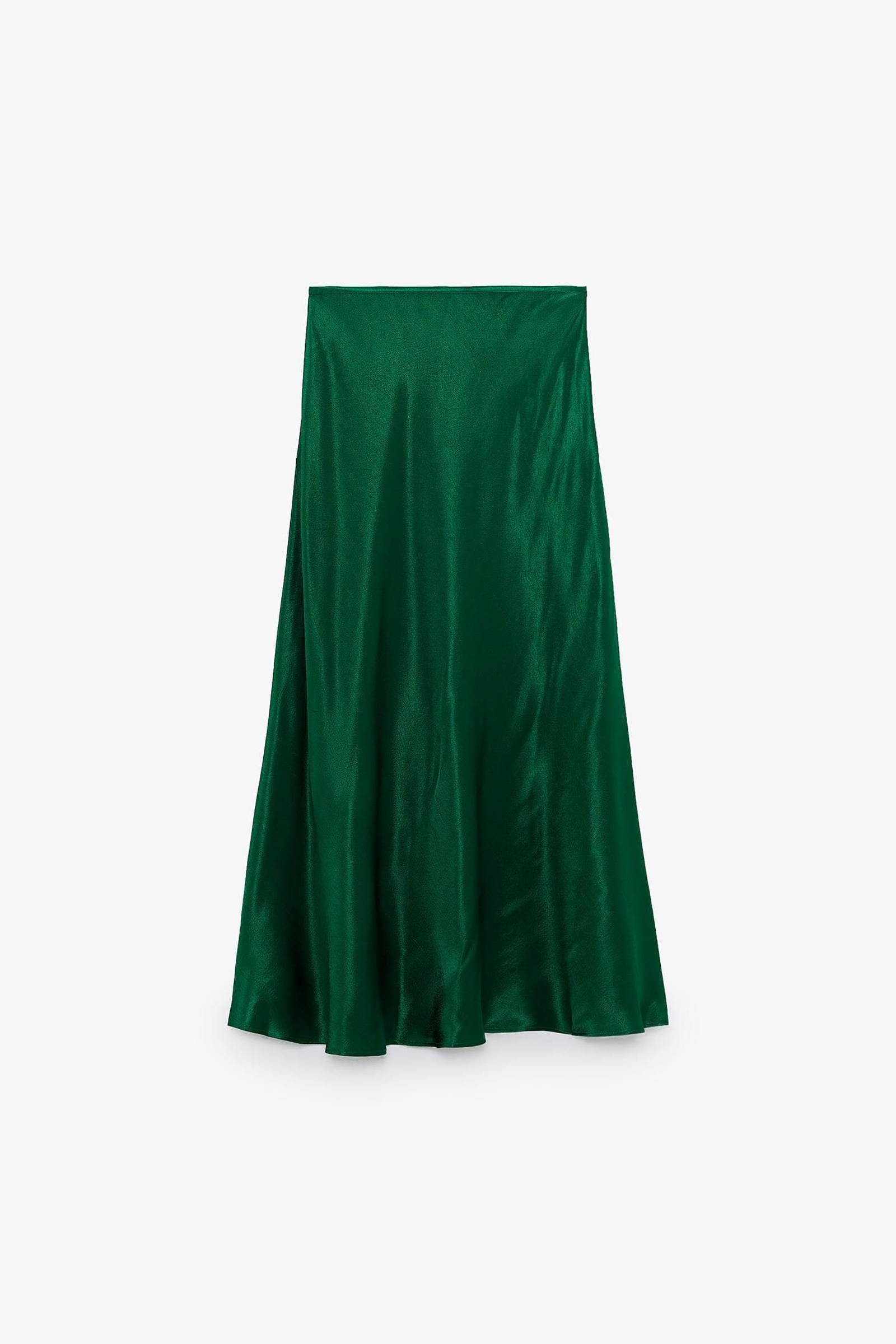 Falda verde satinada de Zara.