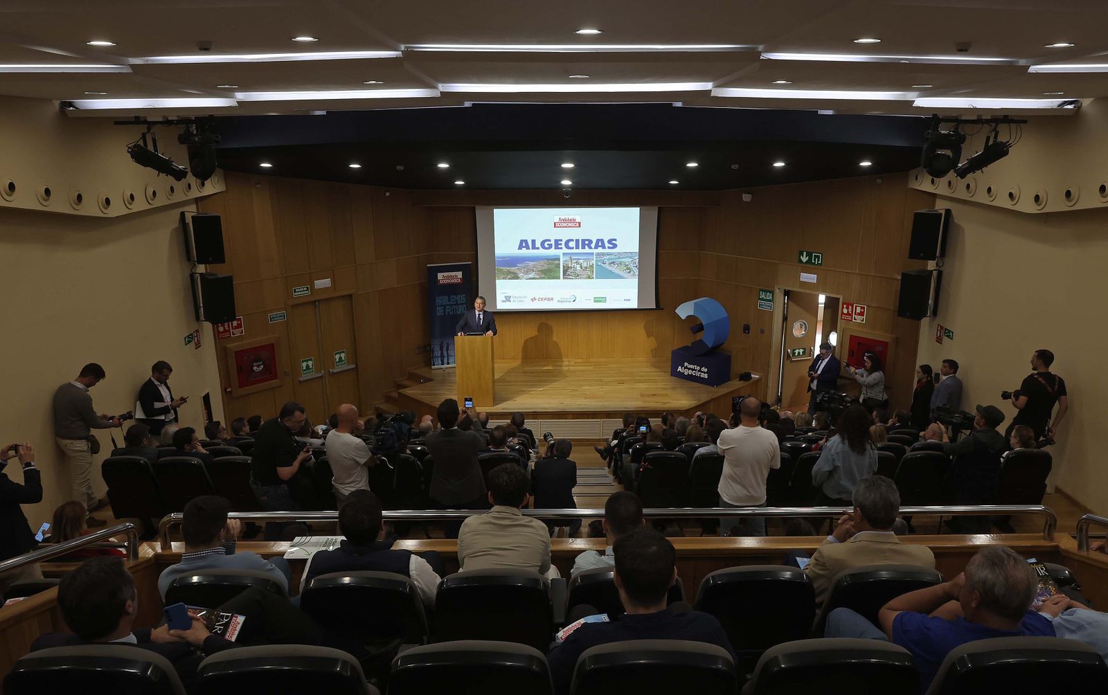 Imágenes de la presentación de la revista Andalucía Económica en Algeciras