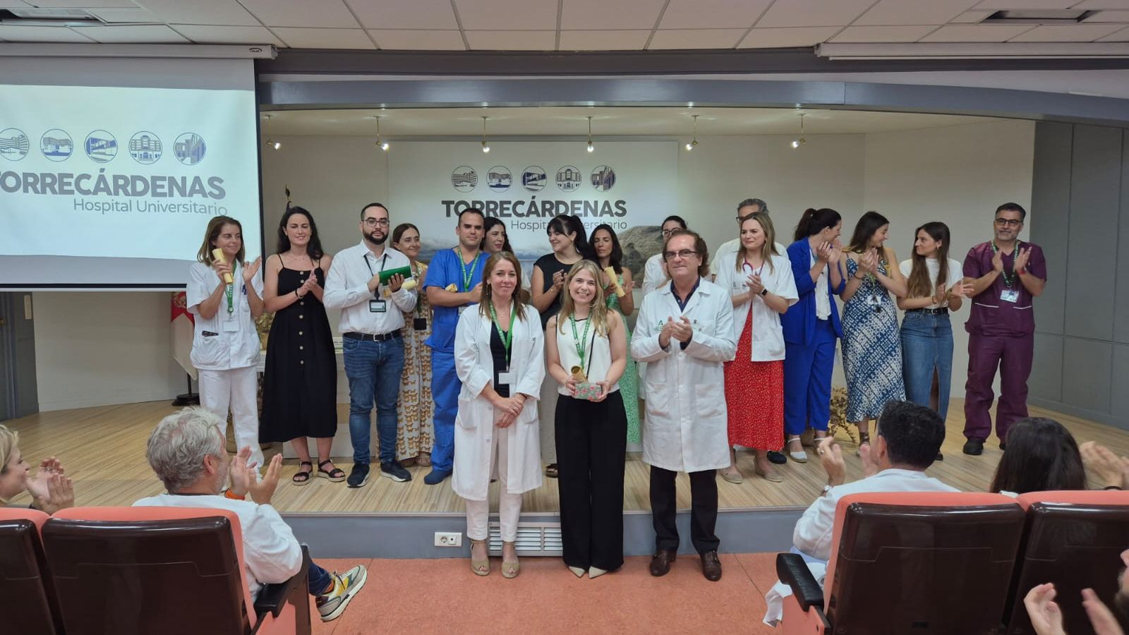 Acto de despedida que ha tenido lugar en el salón del Hospital Universitario Torrecárdenas de Almería.