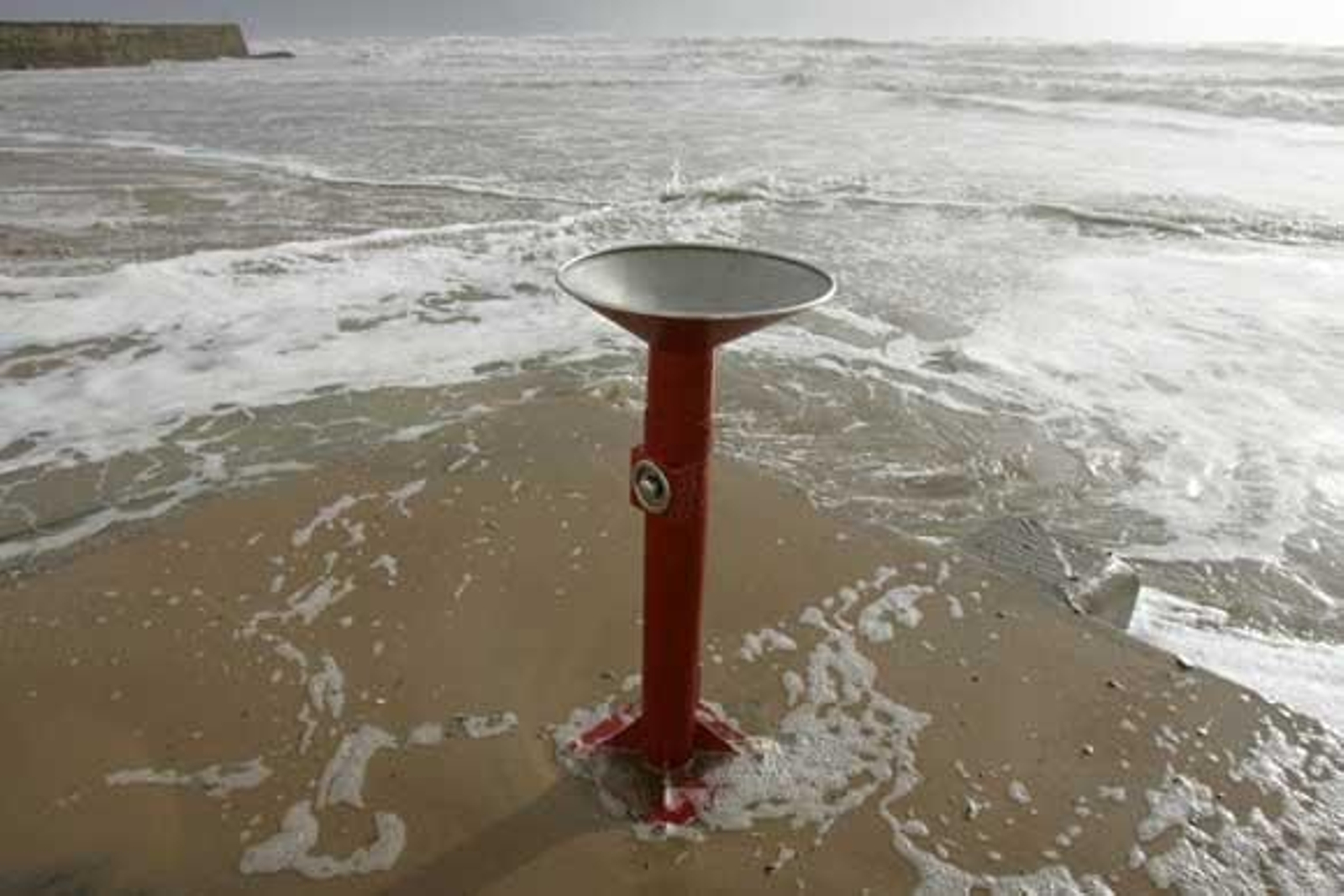 Los fuertes vientos y las mareas están afectando el perfil de la playa de la Victoria, que se está quedando prácticamente sin arena

Foto: Jesus Marin