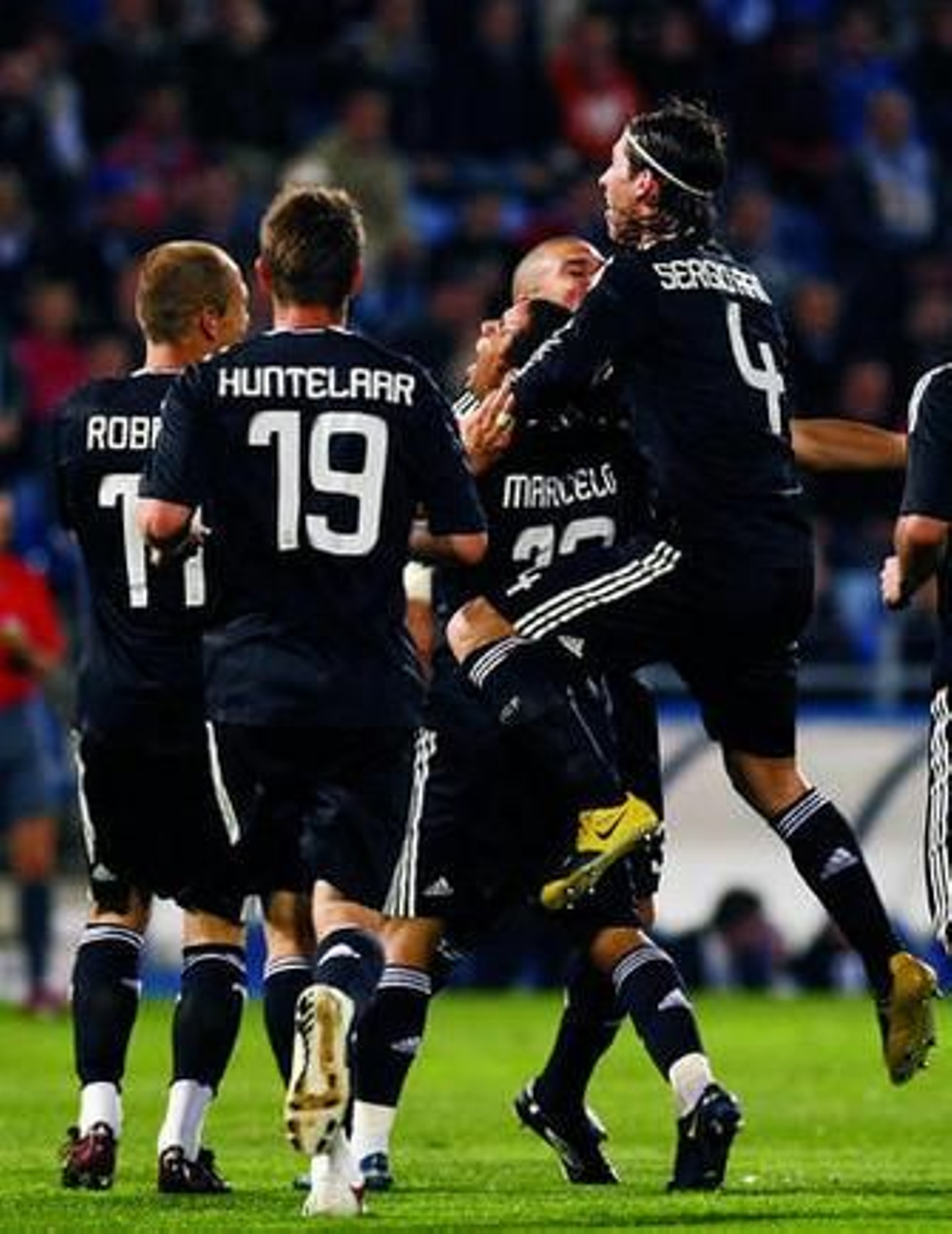 Marcelo es felicitado por sus compañeros tras lograr el gol de la victoria.