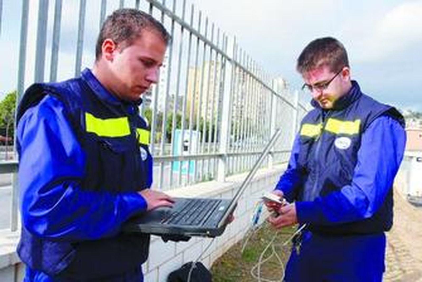 Dos operarios de Emasa controlan el consumo de un colegio de la capital malagueña.