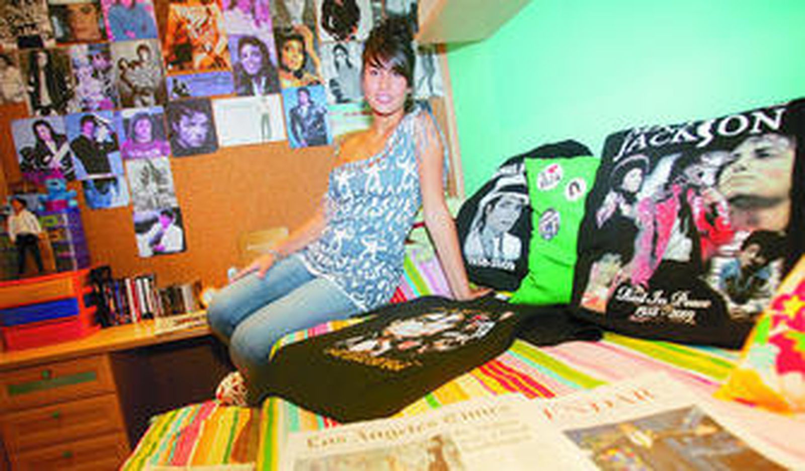 Alba, en su dormitorio lleno de imágenes de Jackson.