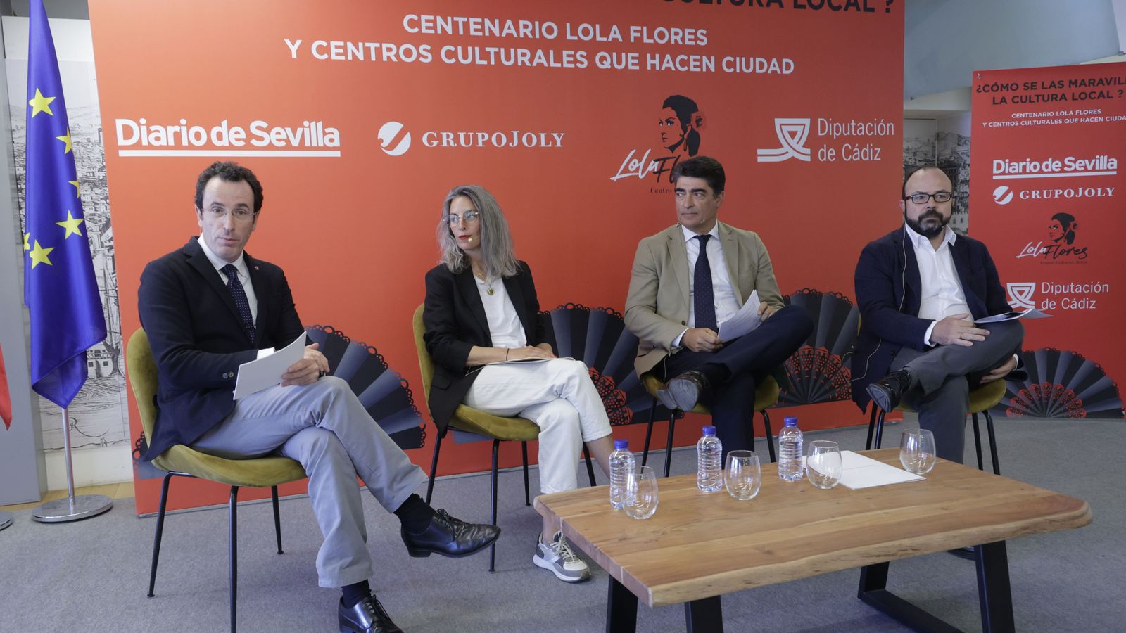 El experto en flamenco de la UCA, Francisco Perujo (izda.), moderó la mesa redonda en la que participaron (de izda. a dcha.) Laura Cerrato, Javier Ferrer y Juan Pastor.