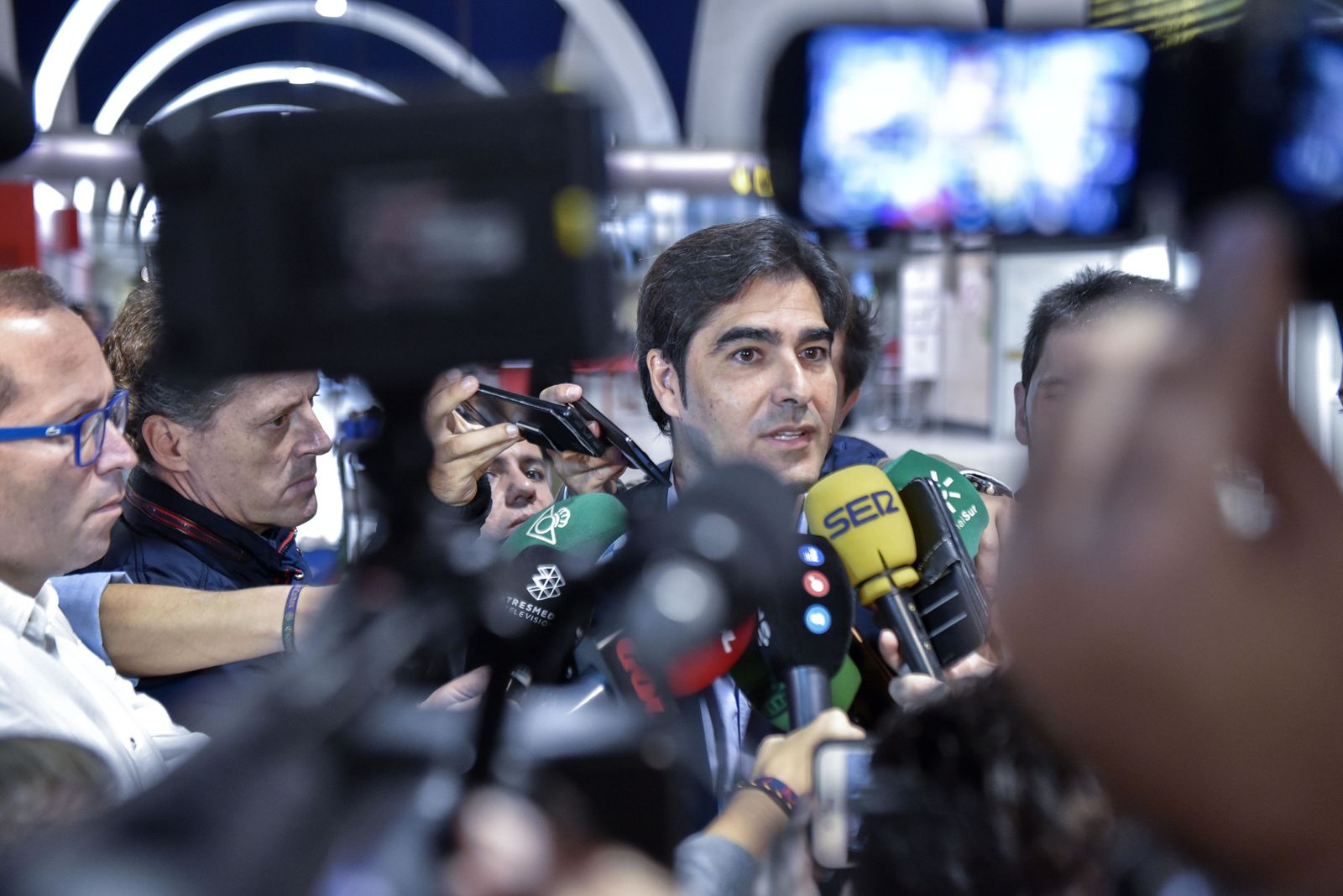 Las imágenes del Betis saliendo hacia Milán