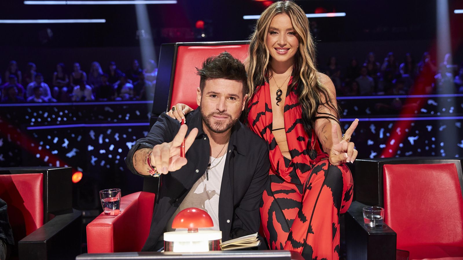 Pablo López y su asesora, Lola Índigo en La Gran Batalla en 'La Voz'