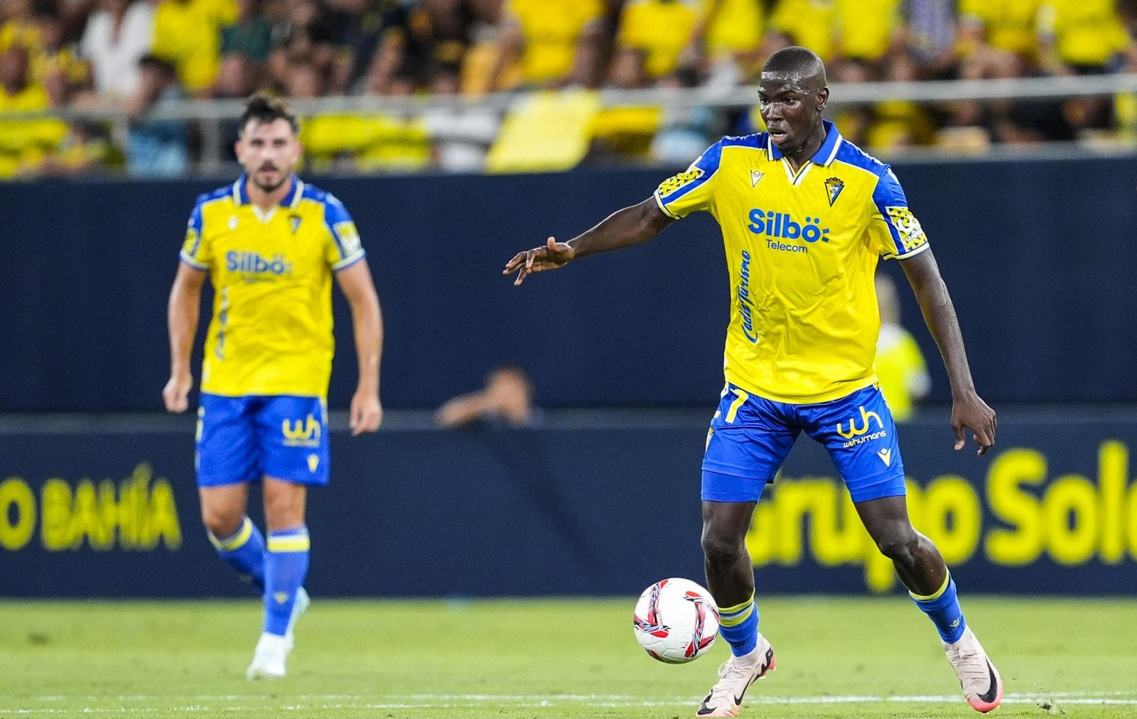 Moussa controla el balón ante la mirada de Víctor Chust.