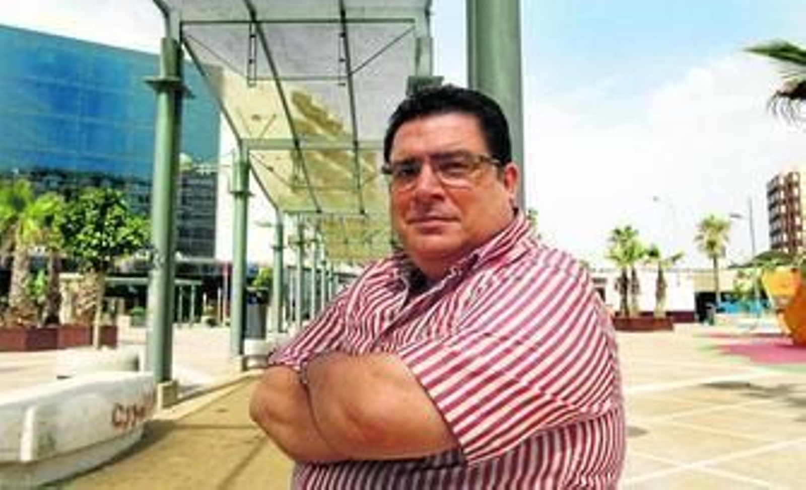 El escritor gaditano Rafa Marín, en la plaza Ingeniero La Cierva. El escritor gaditano Rafa Marín, en la plaza Ingeniero La Cierva.