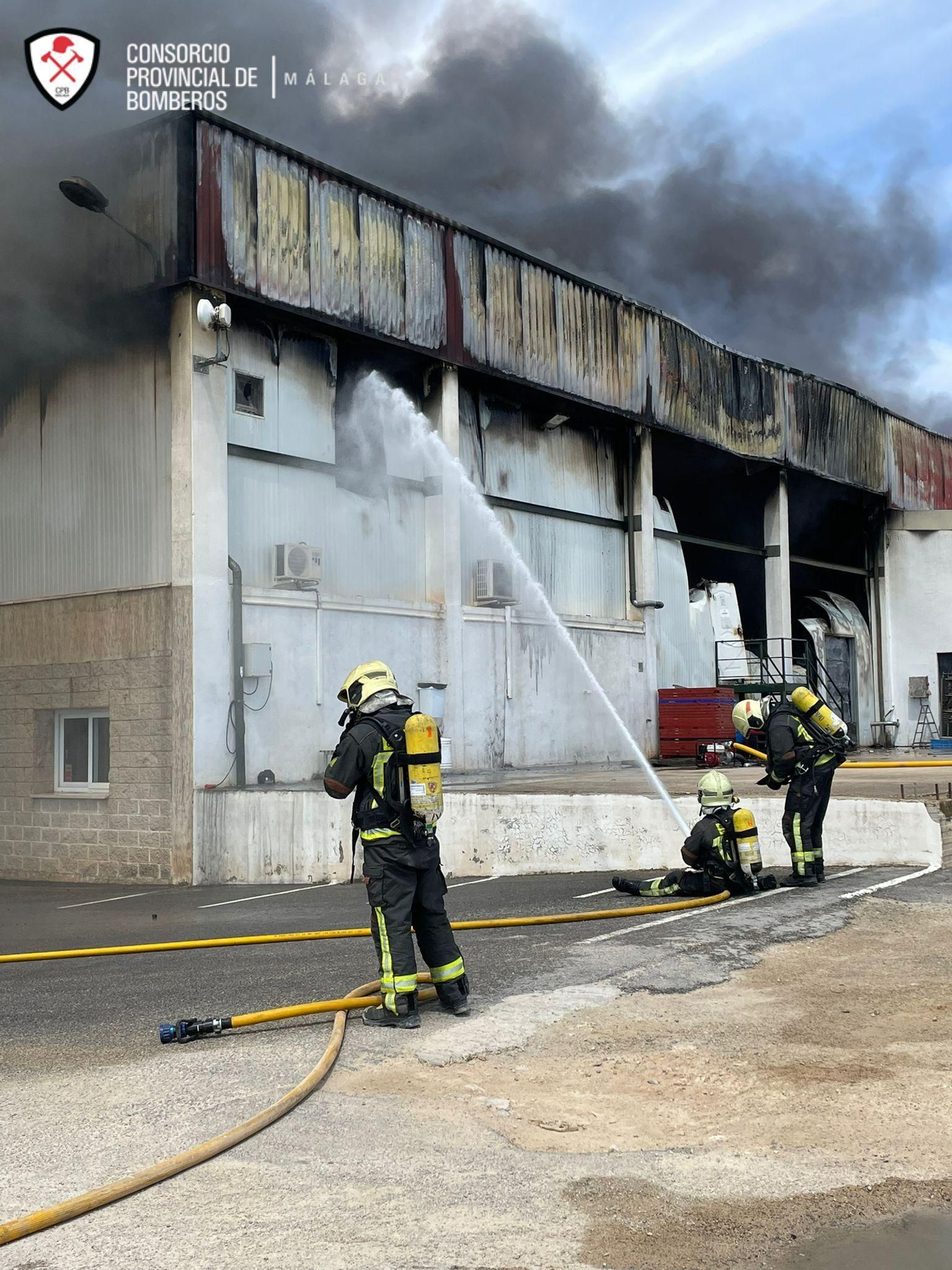 Las fotos del incendio en una nave de productos cárnicos en Humilladero