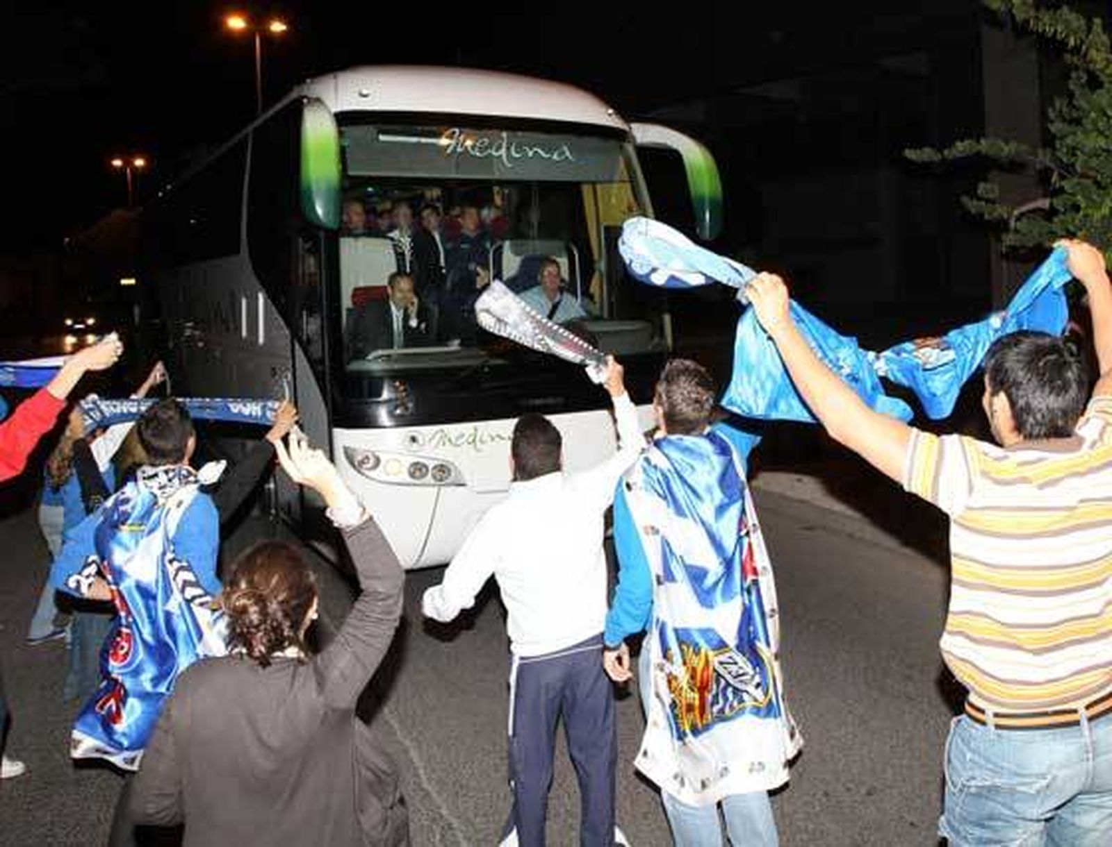 Los más jóvenes salieron a recibir al autobús con cánticos y ondeando bufandas y banderas  Foto: Miguel Angel Gonzalez