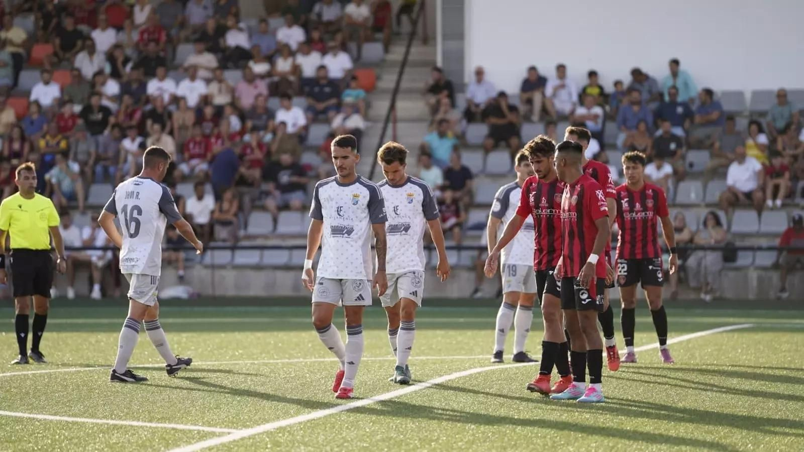 Los jugadores del Xerez CD, decepcionados tras encajar el primer gol en el Manuel Polinario ante el Salerm Puente Genil.