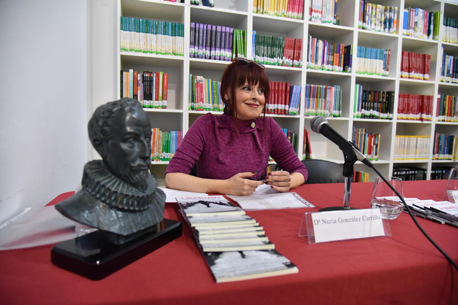 La escritora linense Nuria González, ayer durante la presentación de su último poemario.